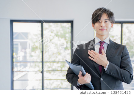 從事房地產行業的商人，手放在胸前。 138451435