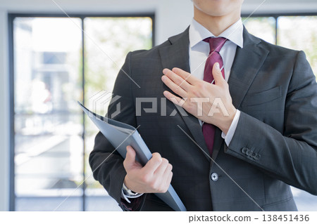 從事房地產行業的商人,手放在胸前。 從事房地產行業的商人,手放在胸前。 138451436