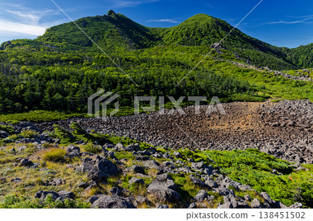 Summer in the Yatsugatake mountain range, including Mt. Tengu and Suribachi Pond Summer in the Yatsugatake mountain range, including Mt. Tengu and Suribachi Pond 138451502