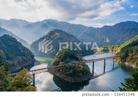 靜岡縣川根本町奧尾井城站的秋景 靜岡縣川根本町奧尾井城站的秋景 138451546