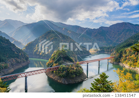 靜岡縣川根本町奧尾井城站的秋景 靜岡縣川根本町奧尾井城站的秋景 138451547