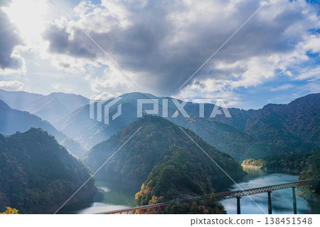 靜岡縣川根本町奧尾井城站的秋景 138451548