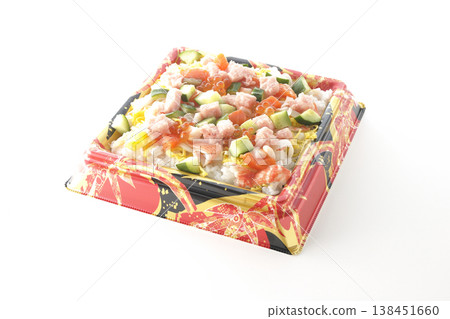 一張白色背景上擺放著大量配料的散壽司飯照片。 一張白色背景上擺放著大量配料的散壽司飯照片。 138451660