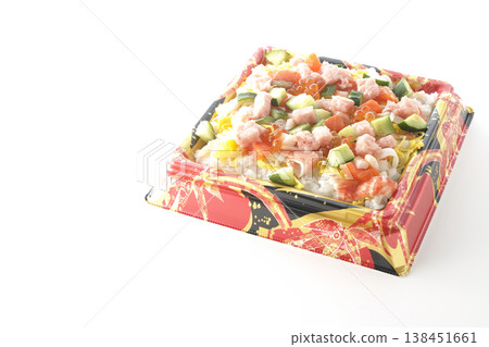 一張白色背景上擺放著大量配料的散壽司飯照片。 一張白色背景上擺放著大量配料的散壽司飯照片。 138451661