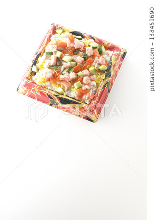 一張白色背景上擺放著大量配料的散壽司飯照片。 138451690