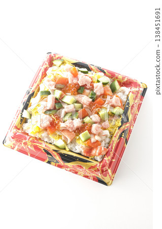 一張白色背景上擺放著大量配料的散壽司飯照片。 138451691