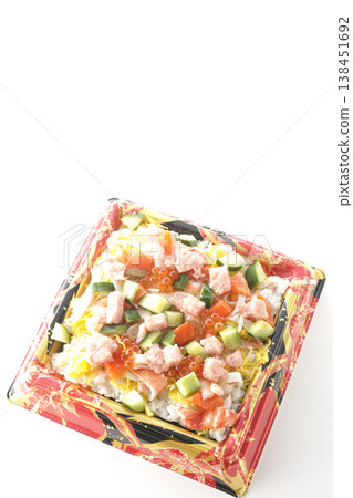 一張白色背景上擺放著大量配料的散壽司飯照片。 138451692