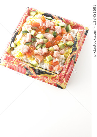 一張白色背景上擺放著大量配料的散壽司飯照片。 138451693
