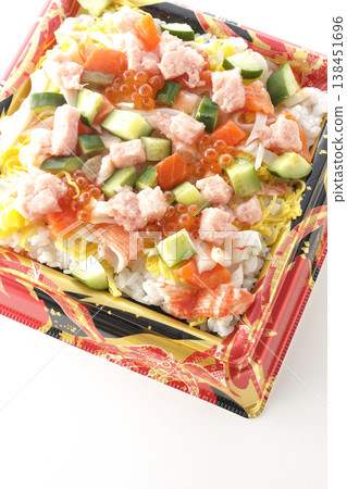 一張白色背景上擺放著大量配料的散壽司飯照片。 138451696