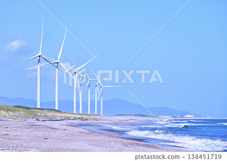 矗立在六所村海岸的風力渦輪機 矗立在六所村海岸的風力渦輪機 138451719