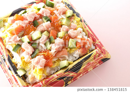 配料豐富的散壽司 138451815