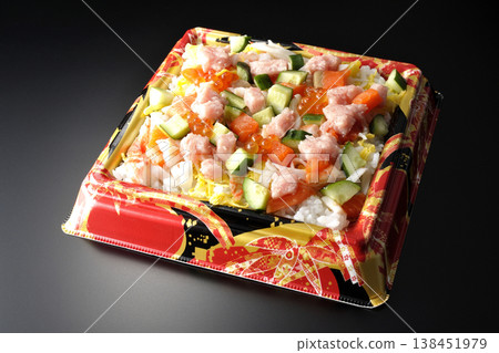 一張黑色背景上的豐盛的散壽司照片。 138451979