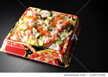 一張黑色背景上的豐盛的散壽司照片。 138451980