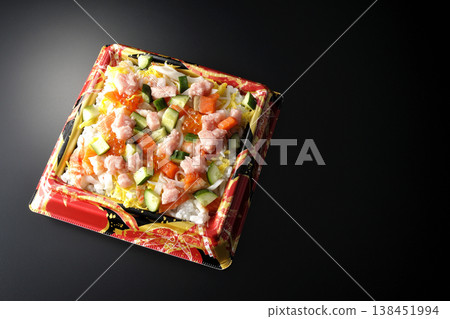 一張黑色背景上的豐盛的散壽司照片。 138451994