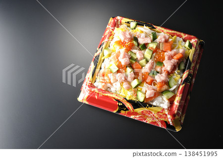 一張黑色背景上的豐盛的散壽司照片。 138451995