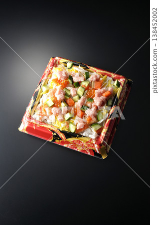 一張黑色背景上的豐盛的散壽司照片。 138452002