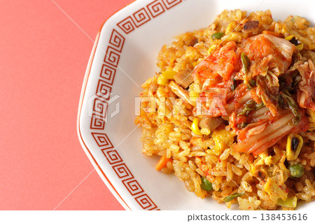 一份辣味泡菜炒飯。 138453616