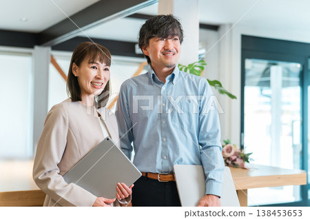 公司辦公室老闆、男高階主管商人和助理、女祕書人員 公司辦公室老闆、男高階主管商人和助理、女祕書人員 138453653