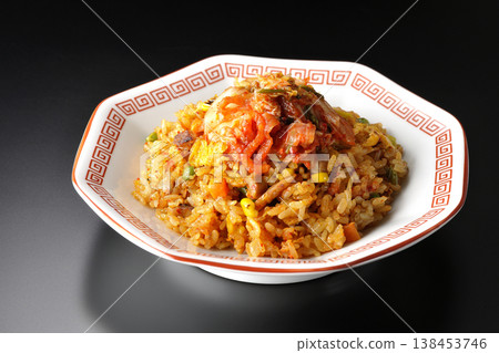 一張單獨的辣味泡菜炒飯照片，背景是黑色。 138453746