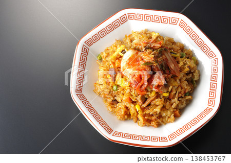 一張單獨的辣味泡菜炒飯照片，背景是黑色。 138453767