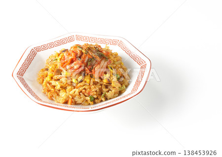 一張單獨的辣味泡菜炒飯照片,背景為白色。 一張單獨的辣味泡菜炒飯照片,背景為白色。 138453926
