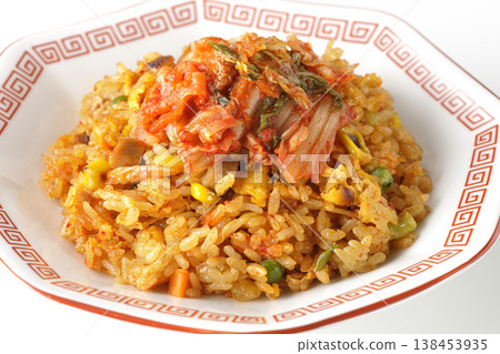 一張單獨的辣味泡菜炒飯照片，背景為白色。 138453935