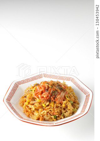 一張單獨的辣味泡菜炒飯照片，背景為白色。 138453942