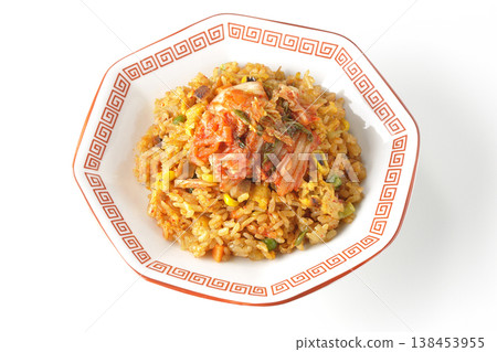一張單獨的辣味泡菜炒飯照片，背景為白色。 138453955