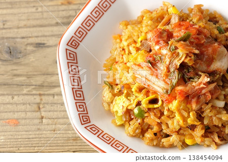 一份辣味泡菜炒飯。 一份辣味泡菜炒飯。 138454094