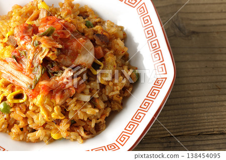 一份辣味泡菜炒飯。 138454095