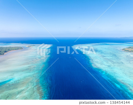 Yonara Channel (Taketomi Town, Okinawa Prefecture) *Iriomote Island is on the left Yonara Channel (Taketomi Town, Okinawa Prefecture) *Iriomote Island is on the left 138454144