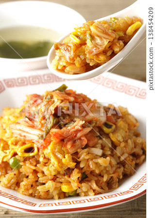 I ate spicy kimchi fried rice. 138454209