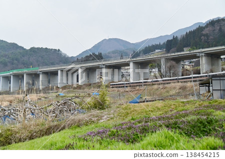 JR 信濃線開往名古屋的特急列車信濃號與高速公路平行運行。 JR 信濃線開往名古屋的特急列車信濃號與高速公路平行運行。 138454215