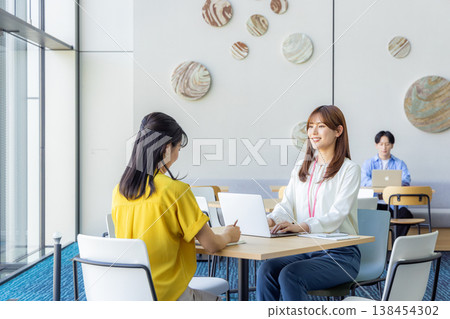 在辦公室工作的婦女 138454302