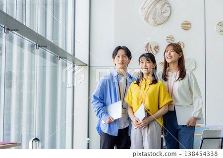 一對面帶微笑的男女拿著筆記型電腦。 138454338