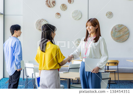 一個女人握手 138454351