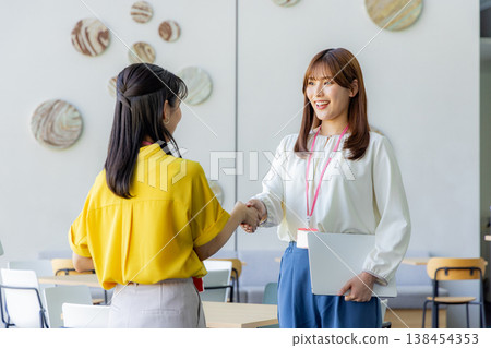 一個女人握手 138454353