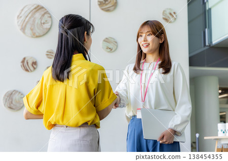 一個女人握手 138454355