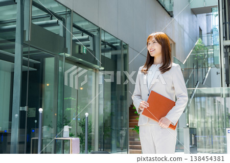 站在辦公室的女商人 138454381