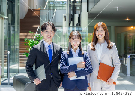 男性和女性商務人士 138454388