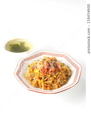 辣味泡菜炒飯和中式湯套餐 138454600