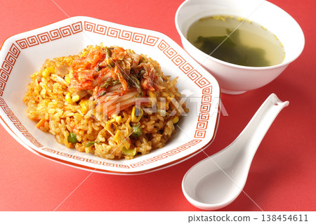 辣味泡菜炒飯和中式湯套餐 辣味泡菜炒飯和中式湯套餐 138454611
