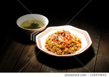 辣味泡菜炒飯和中式湯套餐 辣味泡菜炒飯和中式湯套餐 138454643