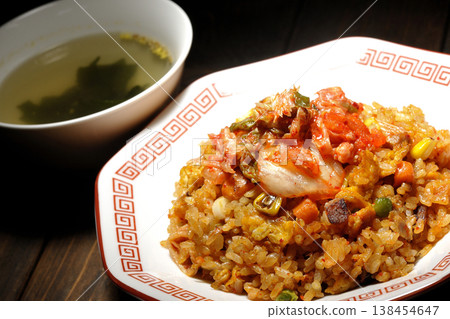 辣味泡菜炒飯和中式湯套餐 辣味泡菜炒飯和中式湯套餐 138454647