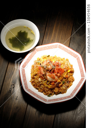 辣味泡菜炒飯和中式湯套餐 辣味泡菜炒飯和中式湯套餐 138454656