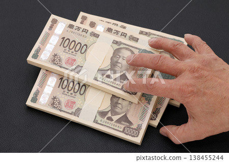 A bundle of 10,000 yen bills is stolen. 138455244