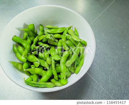 新鮮煮熟、色澤鮮豔的毛豆,盛在白色碗中,分量十足。 新鮮煮熟、色澤鮮豔的毛豆,盛在白色碗中,分量十足。 138455417