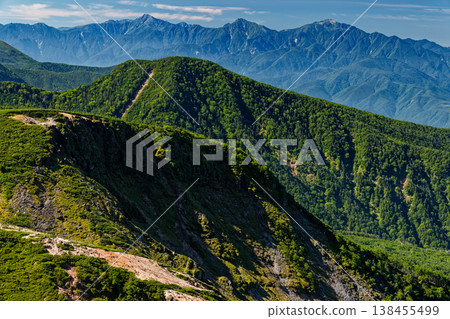 從八嶽山脈的東天宮岳可以眺望南阿爾卑斯山脈,包括北岳、甲斐駒岳和千丈岳。 從八嶽山脈的東天宮岳可以眺望南阿爾卑斯山脈,包括北岳、甲斐駒岳和千丈岳。 138455499