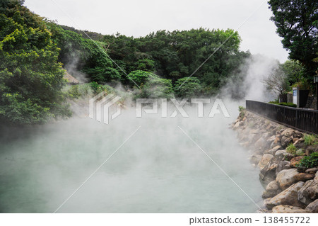 台灣北投溫泉地熱谷中升騰起的蒸氣景象。 台灣北投溫泉地熱谷中升騰起的蒸氣景象。 138455722