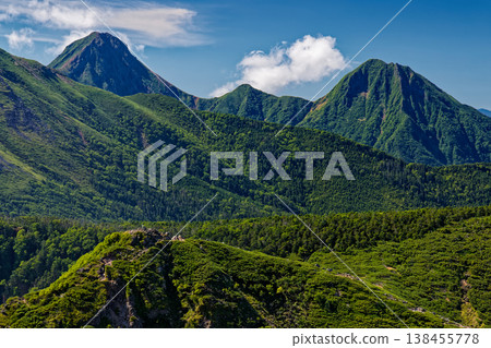 從八嶽山脈的東天宮岳上可以看到根石岳、赤岳和阿彌陀岳。 從八嶽山脈的東天宮岳上可以看到根石岳、赤岳和阿彌陀岳。 138455778